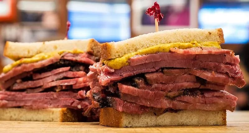 GASTRONOMIA - Il pastrami, lo street food americano che sta invadendo l'Europa