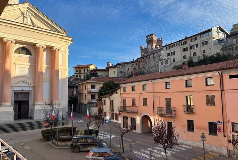 PAVONE CANAVESE - Asta da 124mila euro per l'immobile in piazza del Municipio