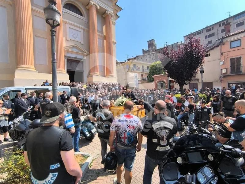 PAVONE CANAVESE - Il rombo delle moto e tante lacrime per l'addio a Simone Sannelli - FOTO e VIDEO