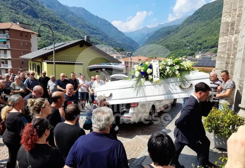 PONT CANAVESE - Una folla immensa per l'ultimo saluto a Fabio: aveva solo 17 anni - FOTO e VIDEO