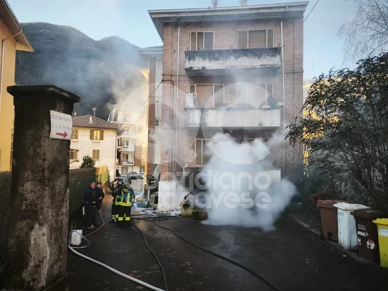 PONT CANAVESE - Incendio in una palazzina del centro, fumo negli alloggi: intervento dei vigili del fuoco - FOTO e VIDEO