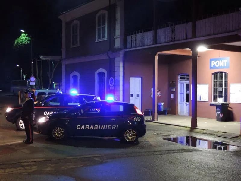PONT CANAVESE - Rapinatore armato di pistola assalta la farmacia in piazza