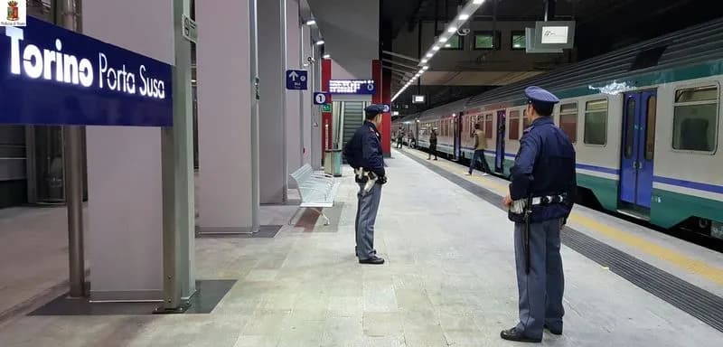 PORTA SUSA - Cammina sui binari e provoca lo stop ai treni