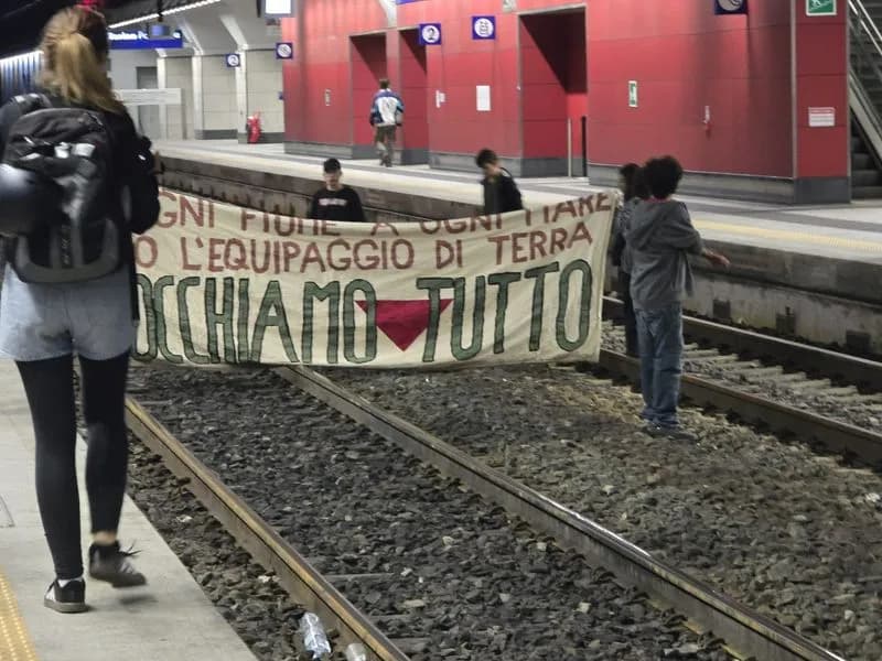TORINO - Ieri sera i pro-Pal hanno bloccato Porta Susa: disagi per i pendolari