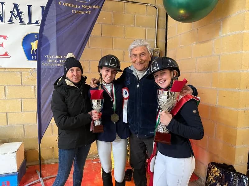 PRASCORSANO - Le sorelle Milano dominano i campionati regionali di salto ad ostacoli - FOTO