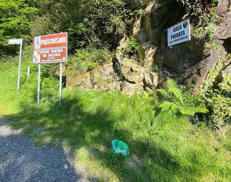 PRASCORSANO - Vanno a fare il bagno alla «Guia del Panatè» poi abbandonano la spazzatura del pic-nic a bordo strada