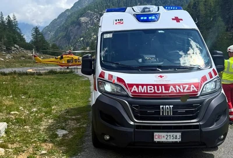 PRATIGLIONE - Si sente male mentre è a passeggio in via Roma: 69enne salvato dai medici del 118