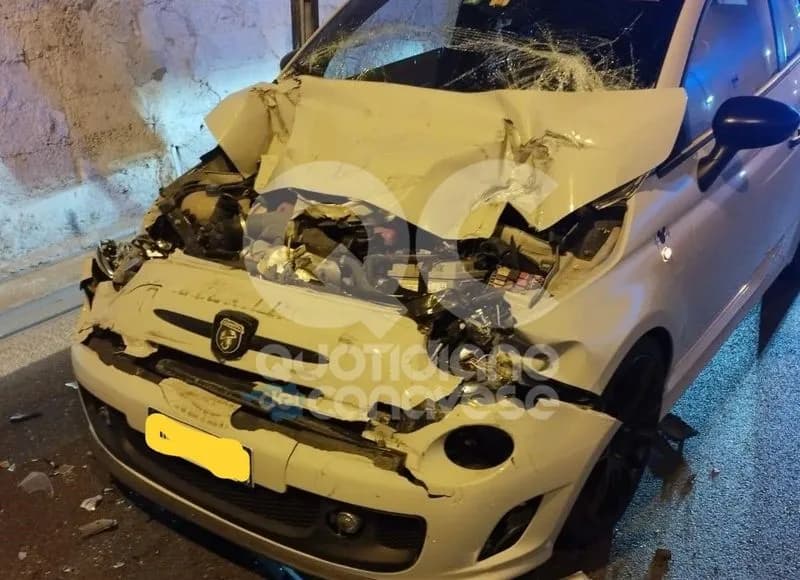 QUASSOLO - Scontro in galleria, auto centra un furgone - FOTO