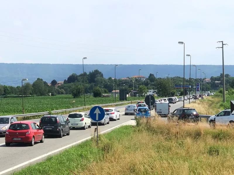 AUTOSTRADA CHIUSA PER LAVORI - Tra Quincinetto e Pont Saint-Martin uscita obbligatoria: caos e code infinite