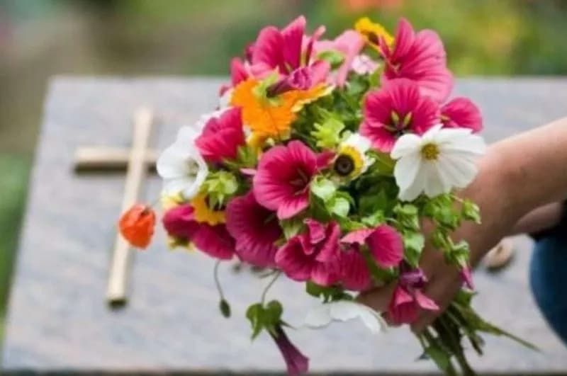 RIVARA - Ladri senza rispetto al cimitero: rubati i fiori dalla tomba del vigile urbano Mario Carabetta