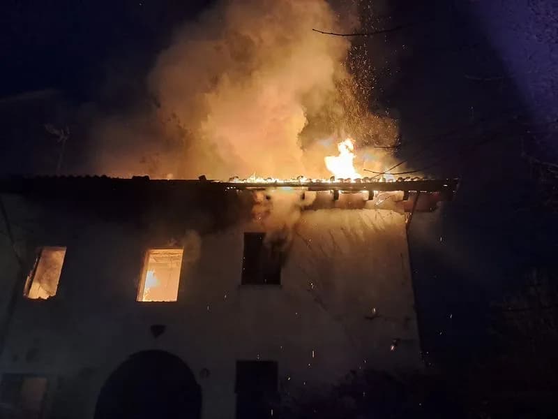 RIVARA - Furioso incendio devasta una casa a Piano Prime Foglie: donna ustionata in modo grave