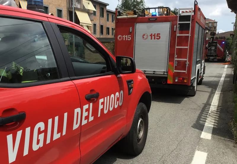 RIVARA - Incendio boschivo alle porte del paese, intervento dei vigili del fuoco