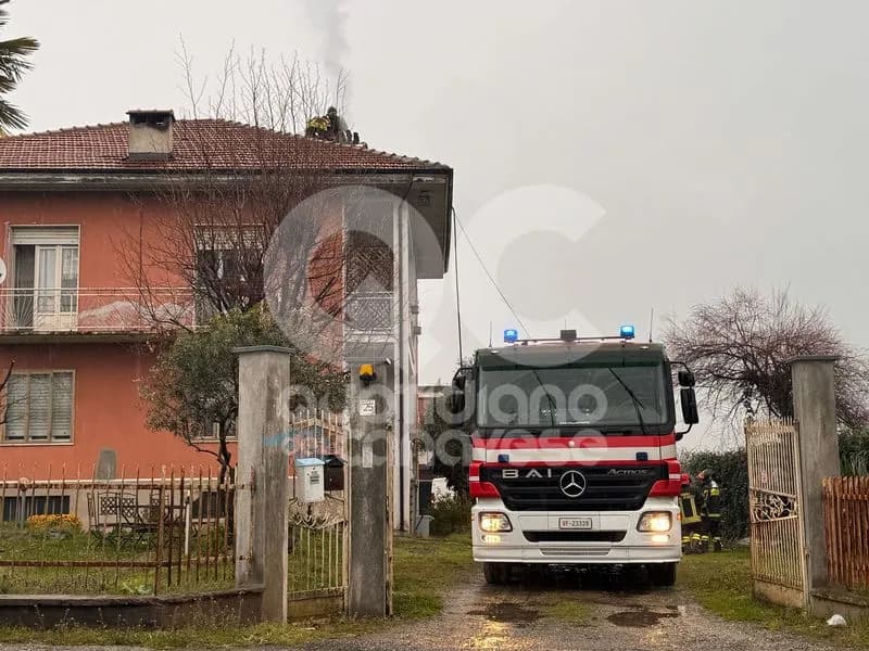 RIVARA - Fiamme dal camino di casa: vigili del fuoco al lavoro in via Busano - FOTO