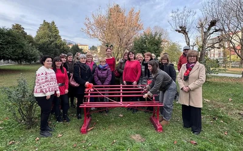 RIVARA - Una panchina rossa davanti a Villa Ogliani: un simbolo di memoria, impegno e comunità - FOTO