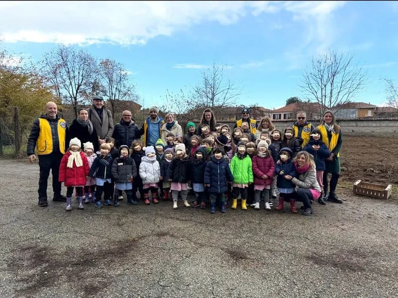 RIVAROLO CANAVESE - Cinquemila tulipani per colorare il futuro: i bulbi piantumati alla Santissima Annunziata - FOTO