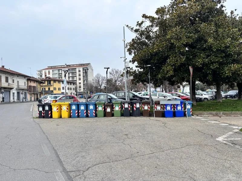 RIVAROLO CANAVESE - I bidoni della spazzatura tornano nelle strade: «E il decoro della citta?» - FOTO