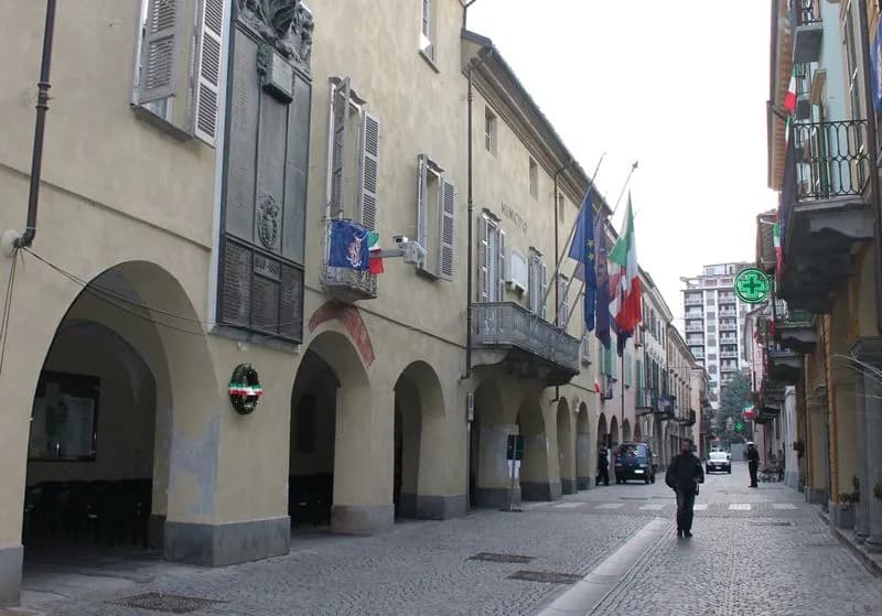 RIVAROLO CANAVESE - Cade a terra per una buca nell'asfalto, si ferisce e ora trascina il Comune in tribunale