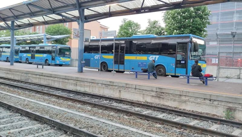 RIVAROLO CANAVESE - Il bus delle 6.45 per Ivrea non passa e gli studenti restano a piedi: «Problema grave, succede spesso»