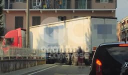 RIVAROLO CANAVESE - I camion continuano ad incastrarsi in un alcune vie del centro città