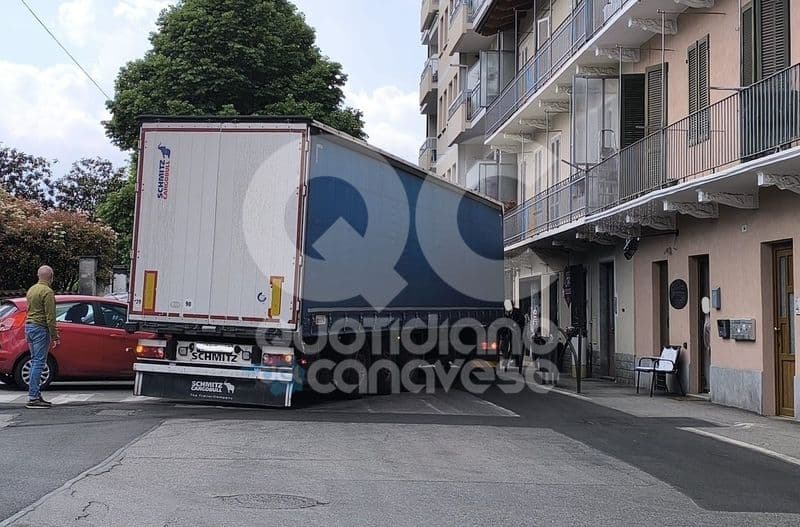 RIVAROLO CANAVESE - Navigatore tradisce autista, camion si incastra tra via Reyneri e via Gallo Pecca