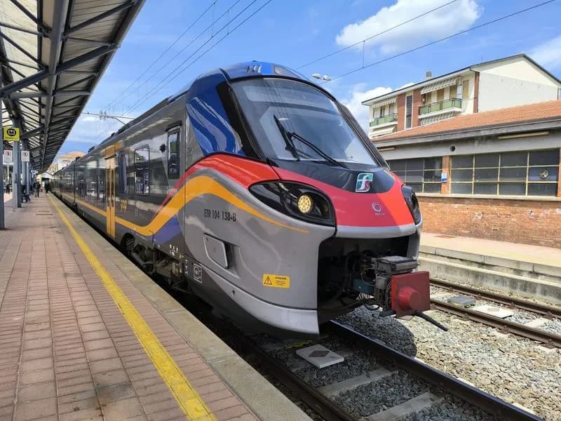 TRENI FERMI PER UN GUASTO - Caos sul nodo di Torino, convogli bloccati da e per il Canavese