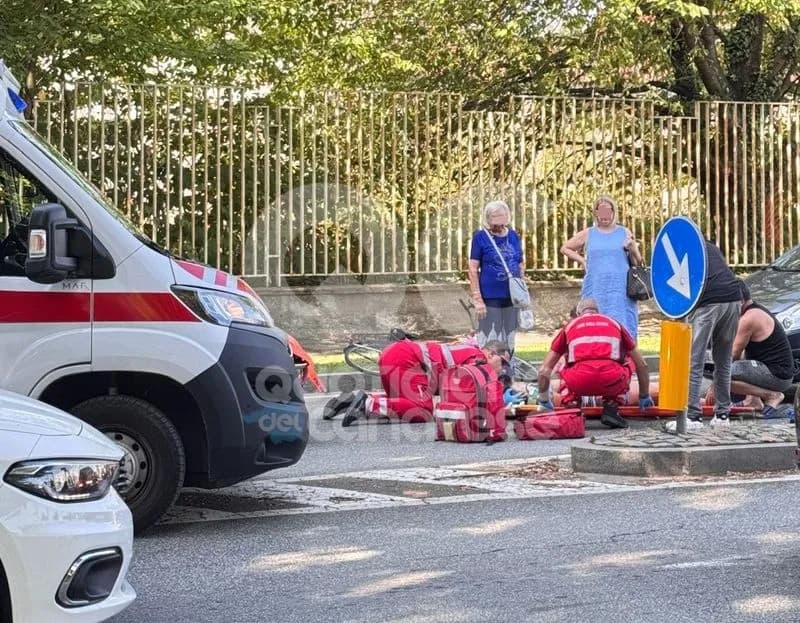 RIVAROLO CANAVESE - Ciclista urtata da un'auto alla rotonda dell'Urban Center: portata in ospedale