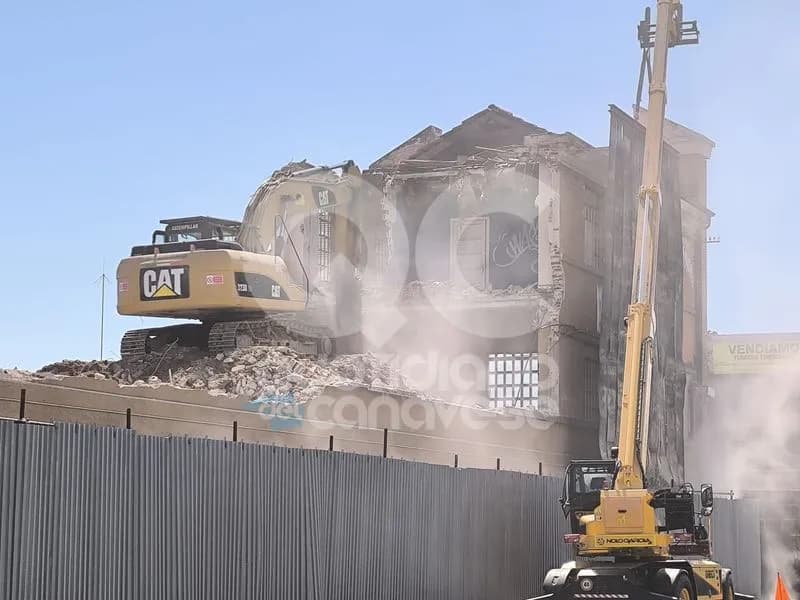 RIVAROLO CANAVESE - Nuova area commerciale: in corso l'abbattimento dei vecchi capannoni della Salp - FOTO e VIDEO