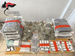 RIVAROLO CANAVESE - 18 chili di hashish e marijuana in casa: 38enne arrestato dai carabinieri