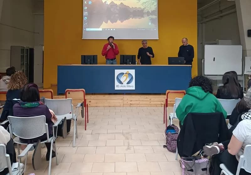 RIVAROLO CANAVESE - Eric Gobetti ha parlato delle foibe agli studenti del liceo Aldo Moro: scacco matto alle polemiche (e alla politica) - FOTO