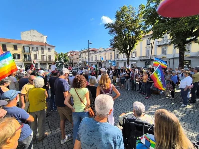 RIVAROLO CANAVESE - Sabato «si è fatto rumore» per Gaza: buona partecipazione al flash mob - FOTO e VIDEO