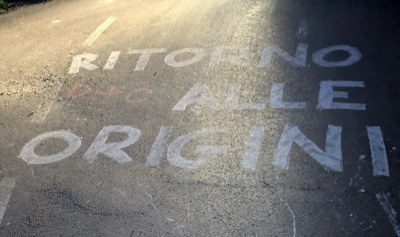 RIVAROLO CANAVESE - C'è un matrimonio, spuntano scritte di vernice sull'asfalto ad Argentera: residenti poco felici - FOTO