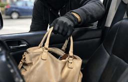 RIVAROLO CANAVESE - Ladri in azione nel parcheggio delle scuole: derubata una donna