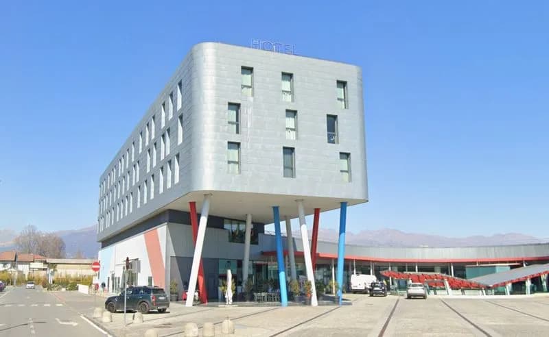 RIVAROLO CANAVESE - Sfascia un piano dell'hotel e aggredisce personale e carabinieri: 40enne residente a Busano condannato