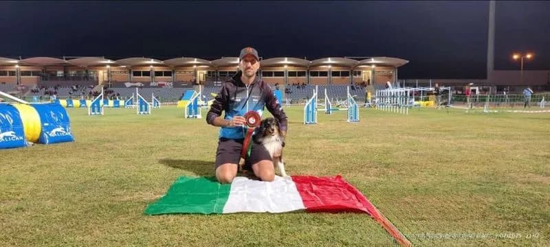 RIVAROLO CANAVESE - Giacomo Blessent e il suo cane Like sul podio con il team Italia agli Europei di agility dog