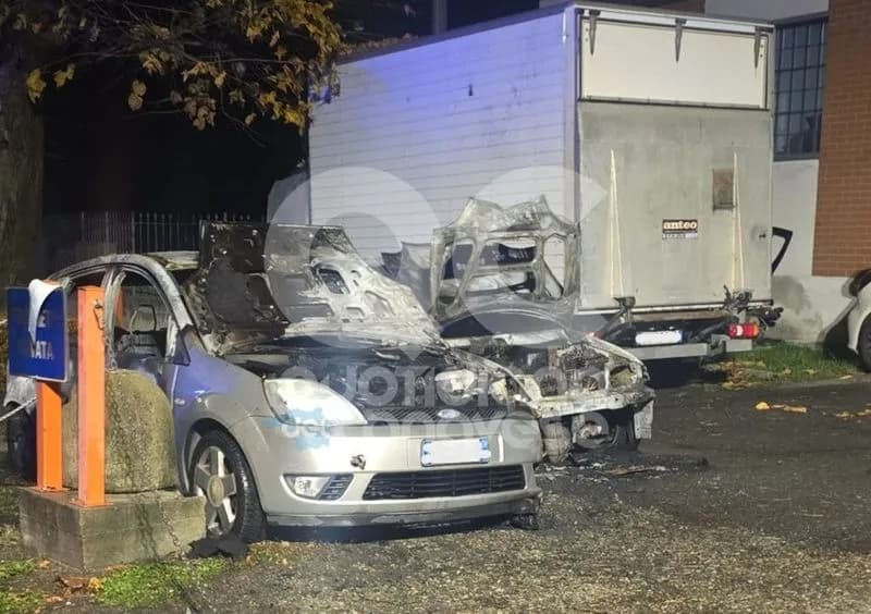 RIVAROLO CANAVESE - Incendio devasta due auto parcheggiate all'esterno di un'officina a Pasquaro