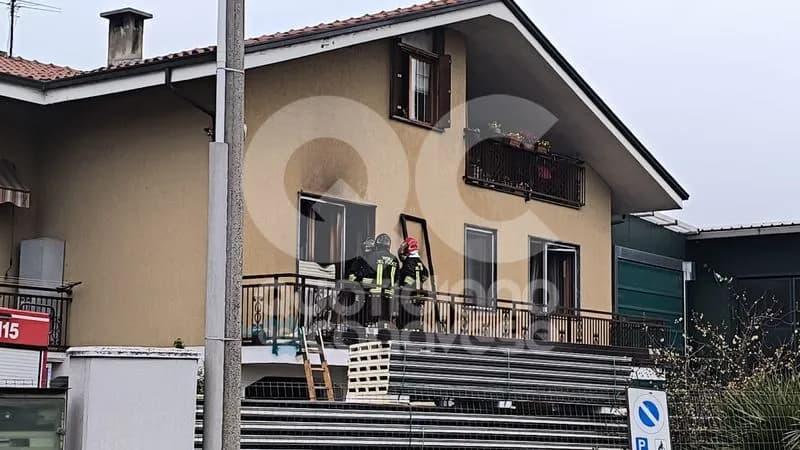 RIVAROLO CANAVESE - A fuoco la cucina di una casa: paura in corso Re Arduino - FOTO