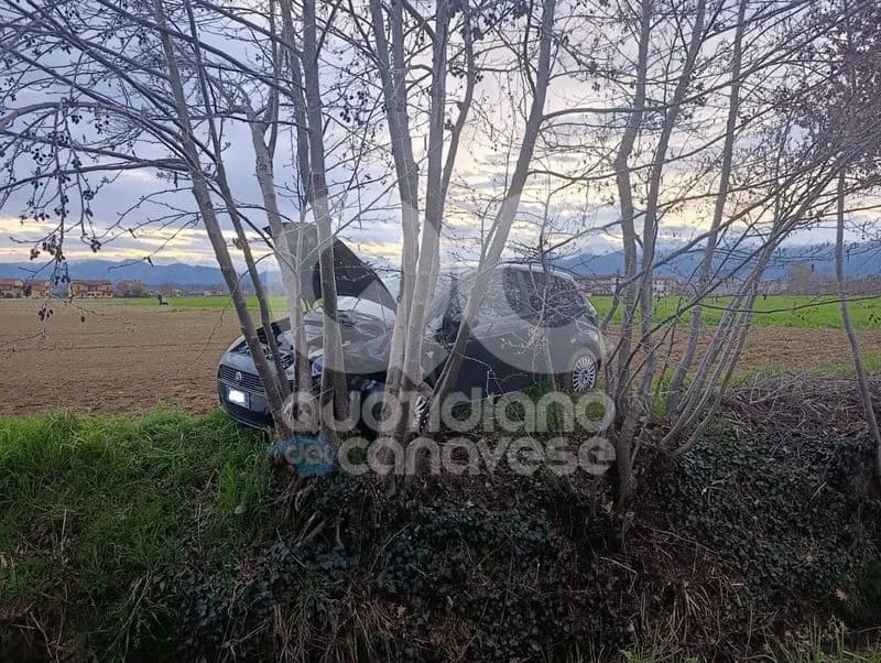 RIVAROLO CANAVESE - Si schianta con l'auto contro un albero: automobilista grave in ospedale - FOTO e VIDEO
