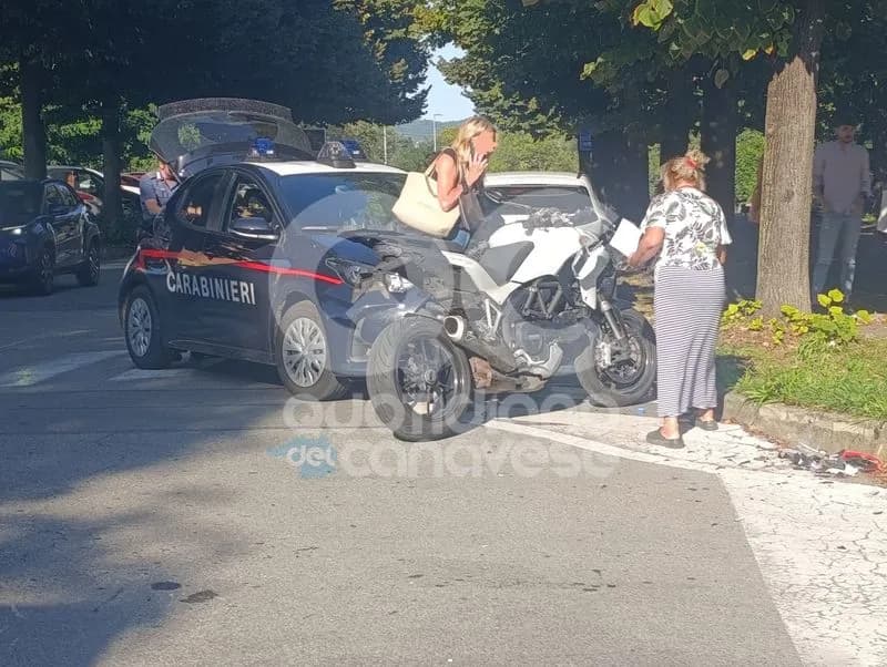 RIVAROLO CANAVESE - Incidente in corso Italia, scontro auto-moto: centauro portato in ospedale