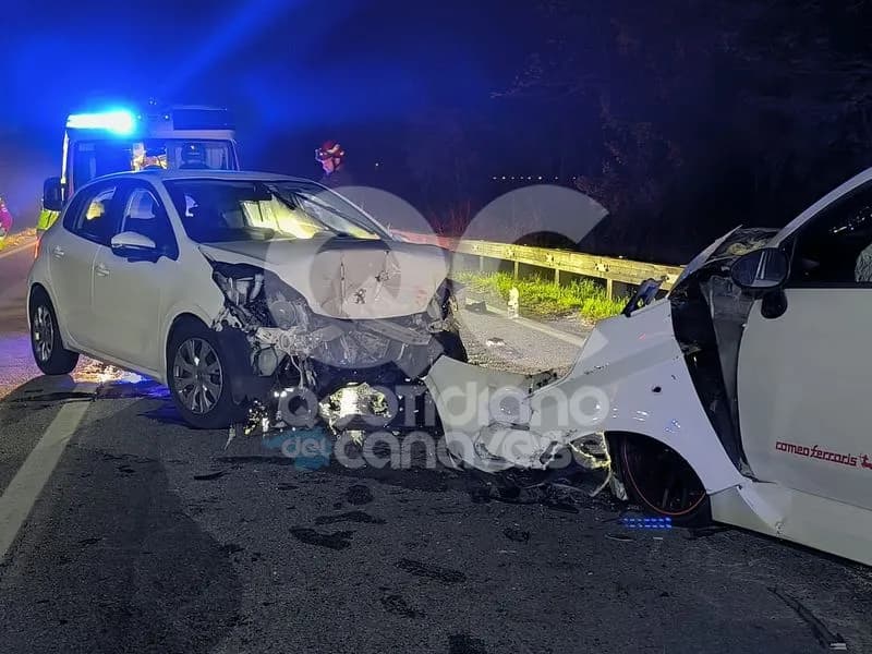 RIVAROLO CANAVESE - Schianto frontale sulla circonvallazione: quattro feriti tra cui una bimba - FOTO e VIDEO