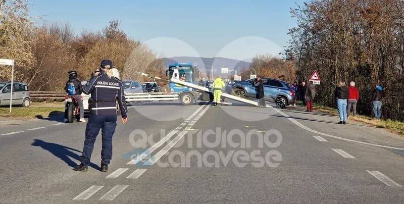 RIVAROLO CANAVESE - Scontro tra due auto dopo il ponte sull'Orco: una è finita nella scarpata - FOTO