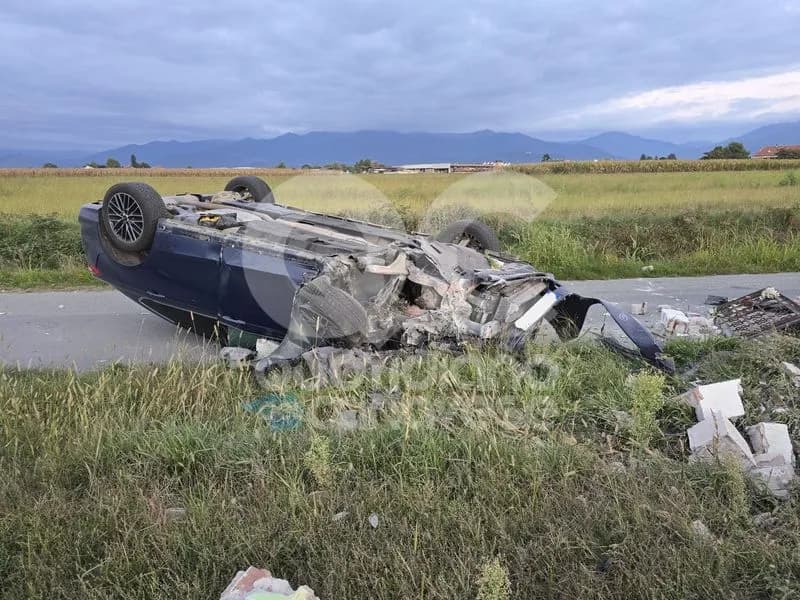 RIVAROLO CANAVESE - Auto fuori strada, distrutto il pilone votivo della Madonna - FOTO
