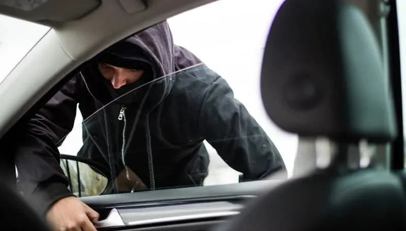 RIVAROLO CANAVESE - Raccolti 5600 euro in pochi giorni per ricomprare il furgone rubato al parroco