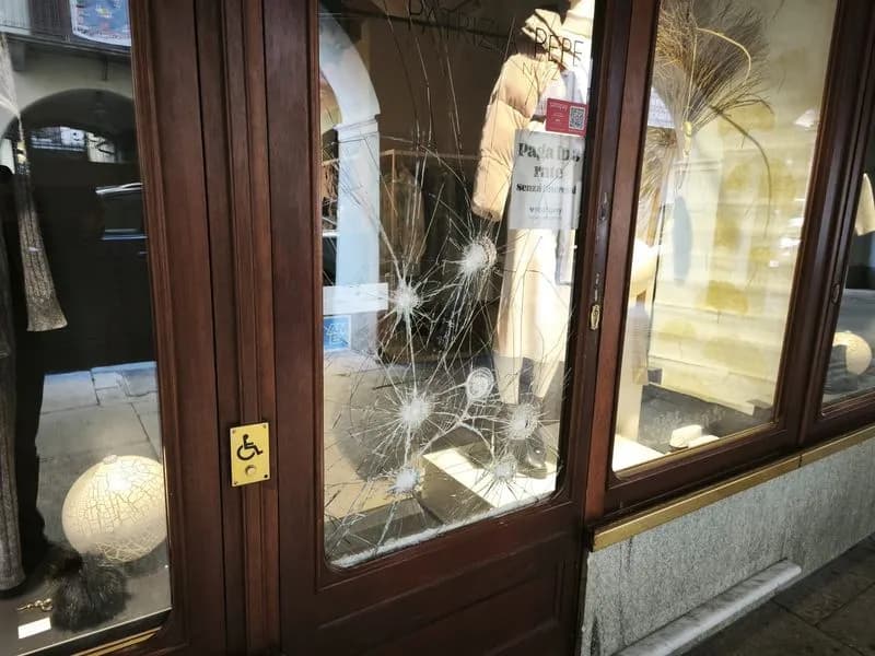 RIVAROLO CANAVESE - Ladri in azione, negozi nel mirino: due spaccate in via Ivrea - FOTO