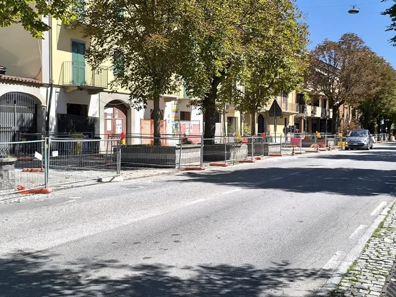 RIVAROLO CANAVESE - Partiti i lavori in corso Italia: via i «vasconi» tra i parcheggi - FOTO
