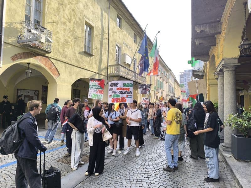 RIVAROLO CANAVESE - Il corteo «Per un futuro senza guerre» ha attraversato il centro storico della città - FOTO e VIDEO