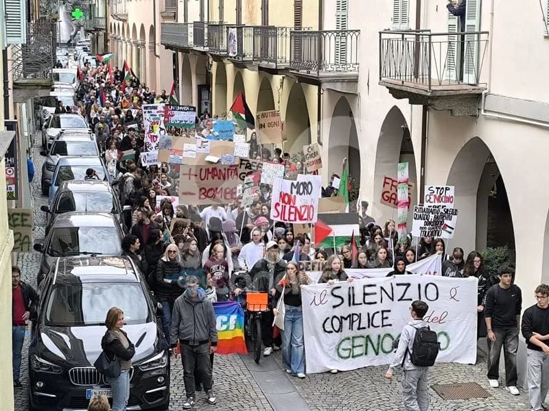 RIVAROLO CANAVESE - Il corteo pro Palestina ha attraversato la città: «Il silenzio è complice del genocidio» - FOTO e VIDEO