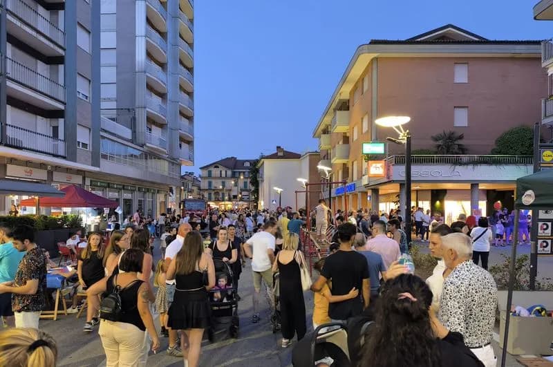 RIVAROLO CANAVESE - Un grande successo la «Notte dei suoni e sapori... e notte dei saldi» - FOTO