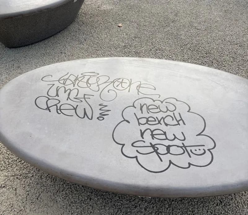 RIVAROLO CANAVESE - Già vandalizzate le panchine di corso Italia: «Siete dei poveri teppisti»