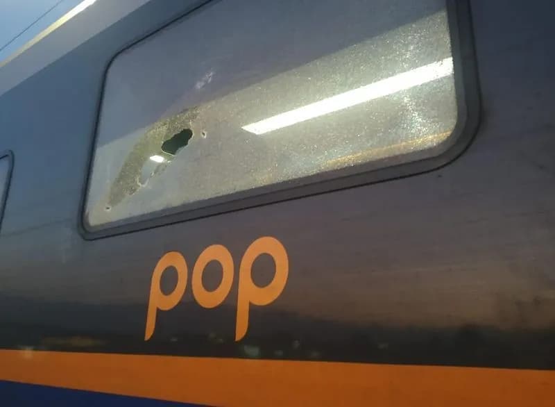 RIVAROLO CANAVESE - Lanciano sassi contro il treno della Sfmi1, presi i baby vandali: sono tutti minorenni