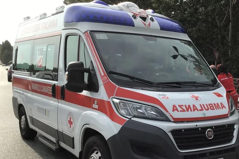 RIVAROLO CANAVESE - Colpito da un malore mentre è in piscina, rianimato e salvato dai bagnini e dal personale del 118